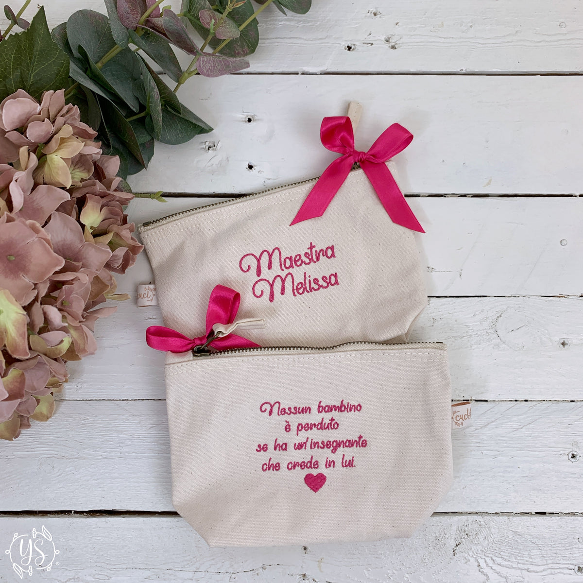 Pochette trapezio 12x18 - Maestra + nome / Nessun bambino è perduto... sul retro + nastro RB