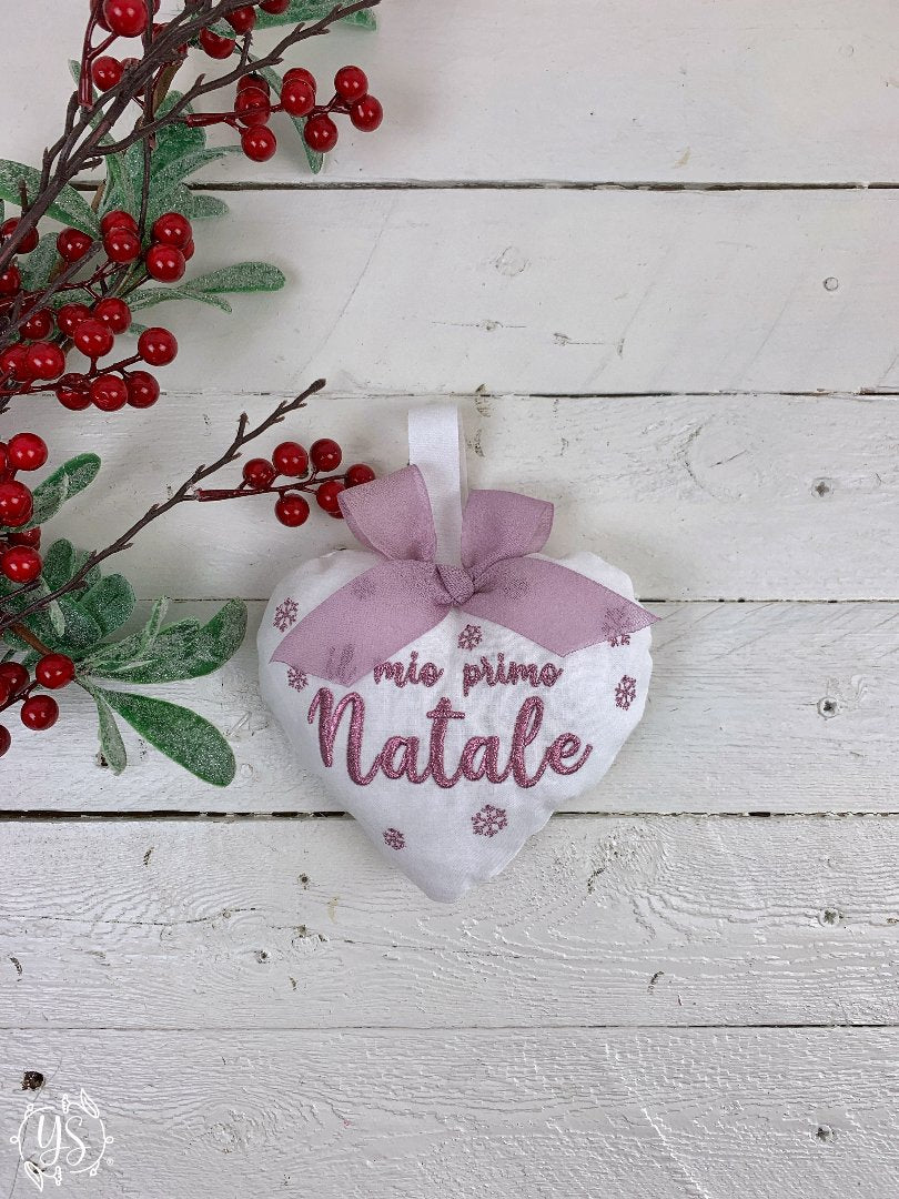 Cuore &quot;Il mio primo Natale&quot; in cotone bianco latte, nastro semitrasparente e ricamo in filato laminato