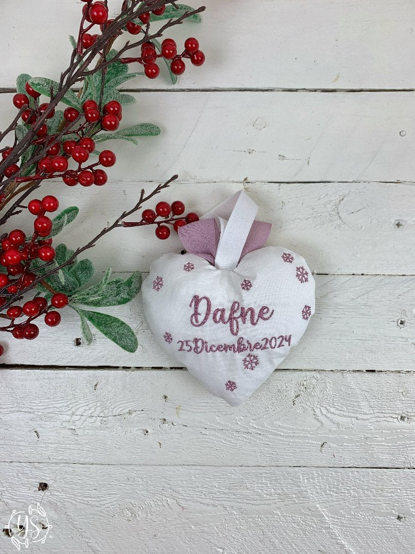 Cuore &quot;Il mio primo Natale&quot; in cotone bianco latte, nastro semitrasparente e ricamo in filato laminato