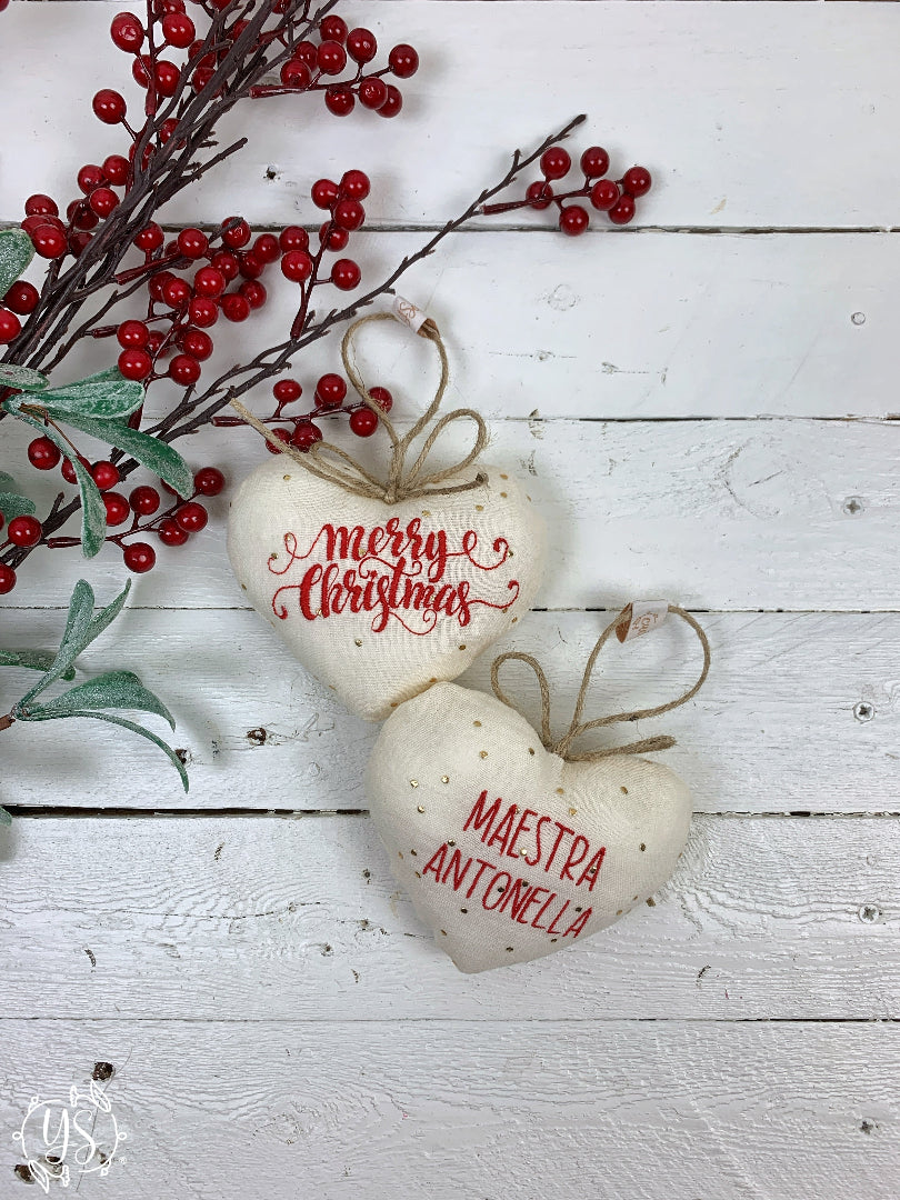 Cuore imbottito in mussola panna pois oro e nastro in spago naturale - Merry Christmas + Maestra e nome