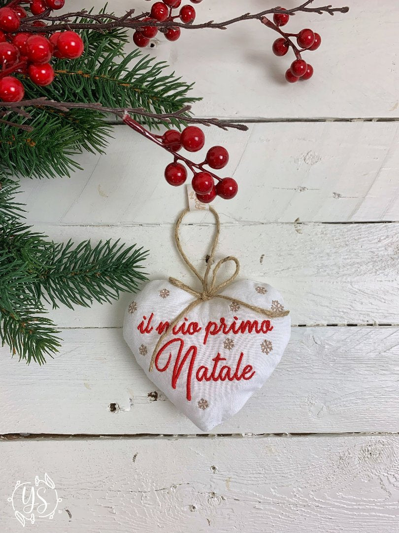 Cuore &quot;Il mio primo Natale&quot;  - cotone bianco, ricamo rosso e spago naturale (pilsen extra)