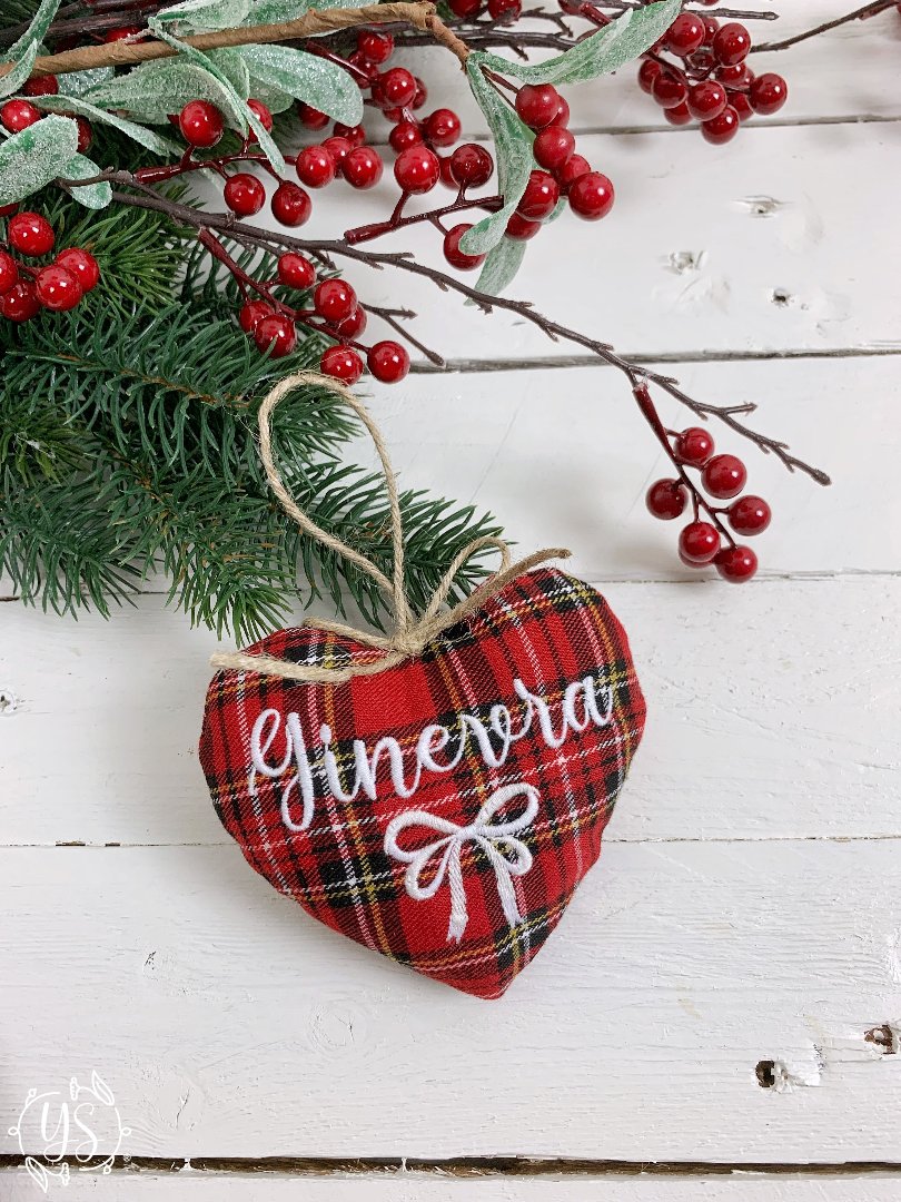 Cuore imbottito da appendere in tartan - Nome e fiocchetto