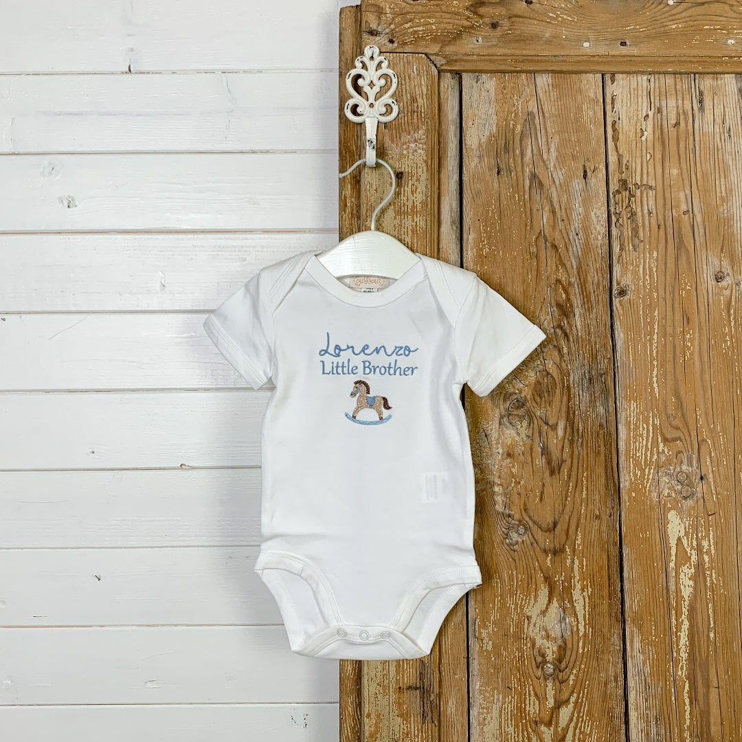 Big/little brother con cavallo a dondolo