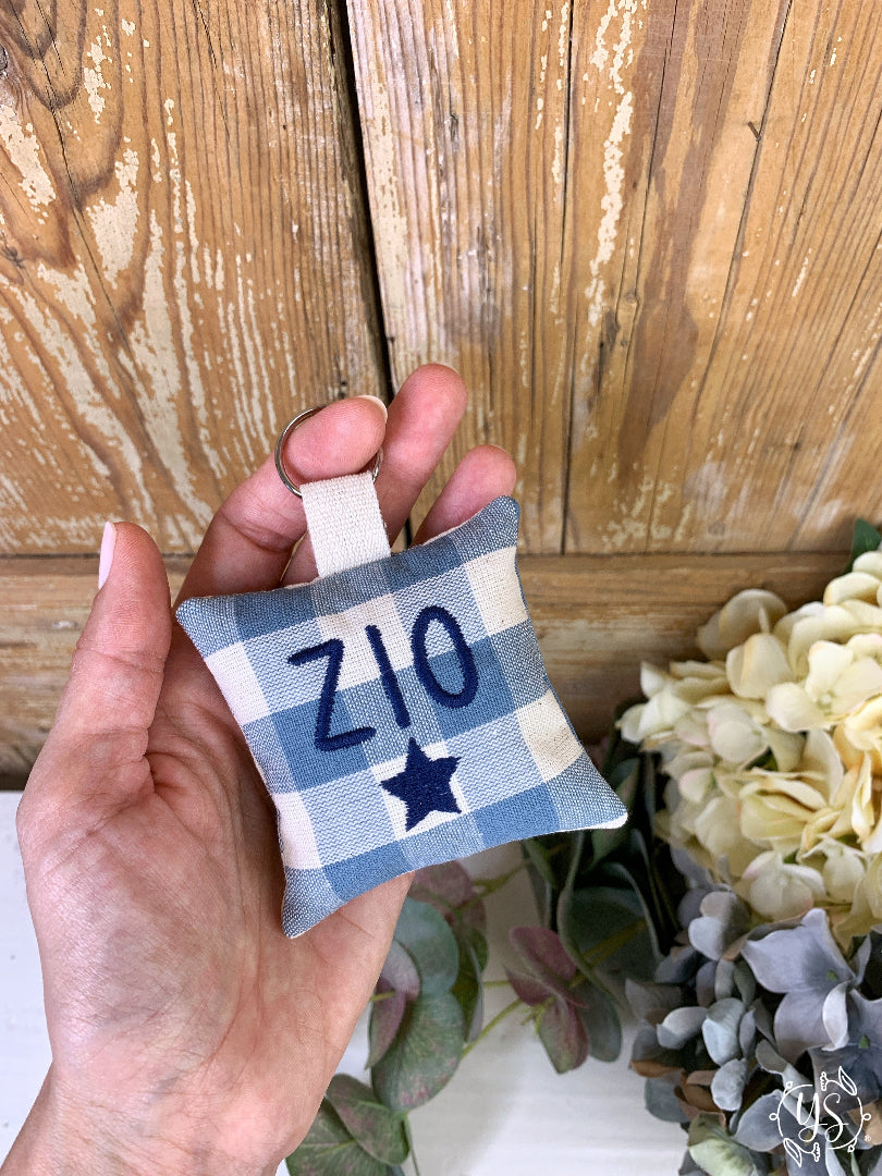 Portachiave ricamato festa degli zii regalo originale cucyscuci