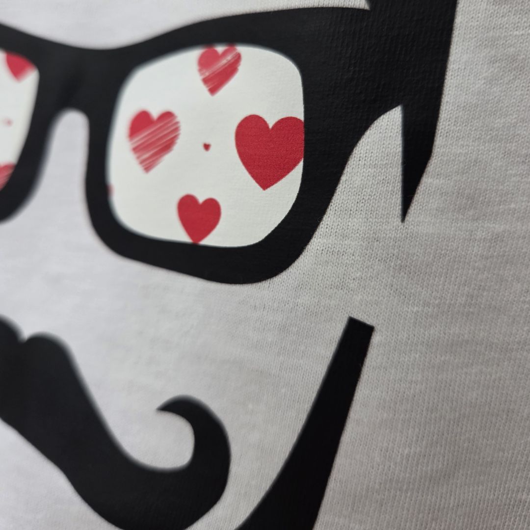 T-Shirt Uomo Bianca con stampa hipster occhiali neri cuori rossi