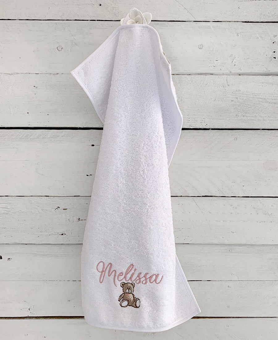 Set Handtücher mit den Namen und einem Teddybär bestickt und nach Wunsch personalisiert