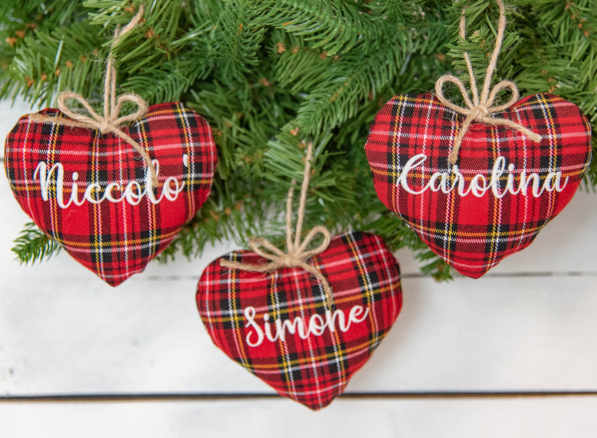 Cuore imbottito in tartan con nastro in spago naturale - Nome